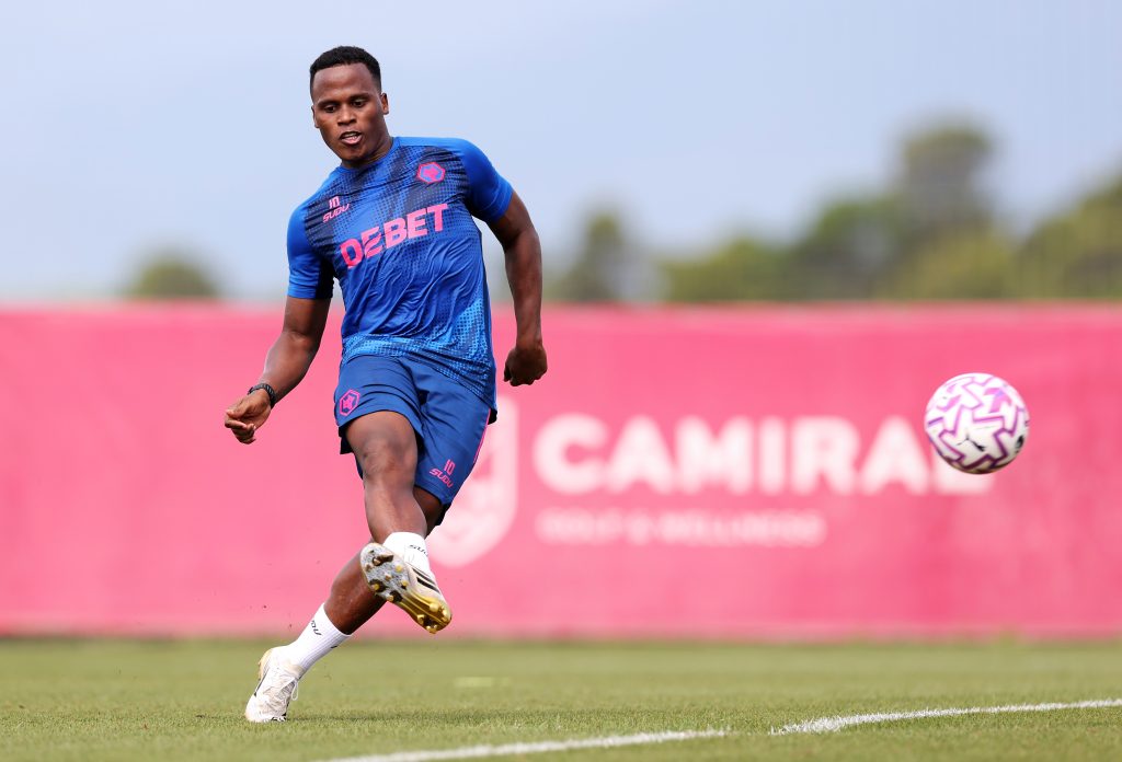Jhon Arias va por su primer gol en Inglaterra. (Getty Images)