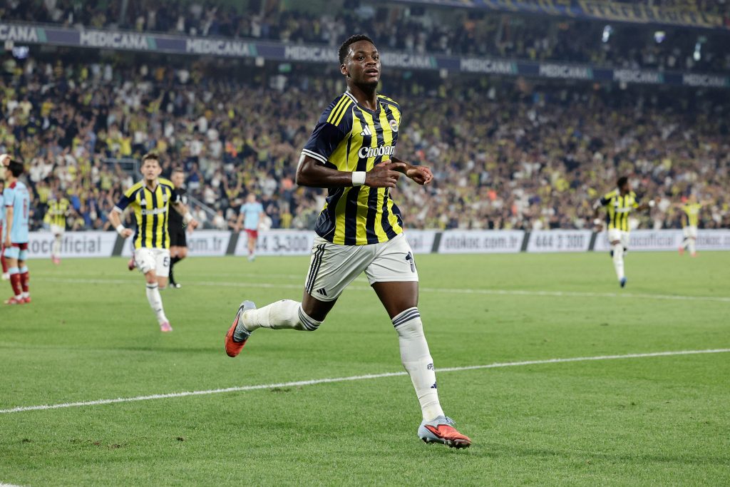 Jhon Durán: así fue su gol vs Besiktas en el Clásico en Turquía. (Getty Images)