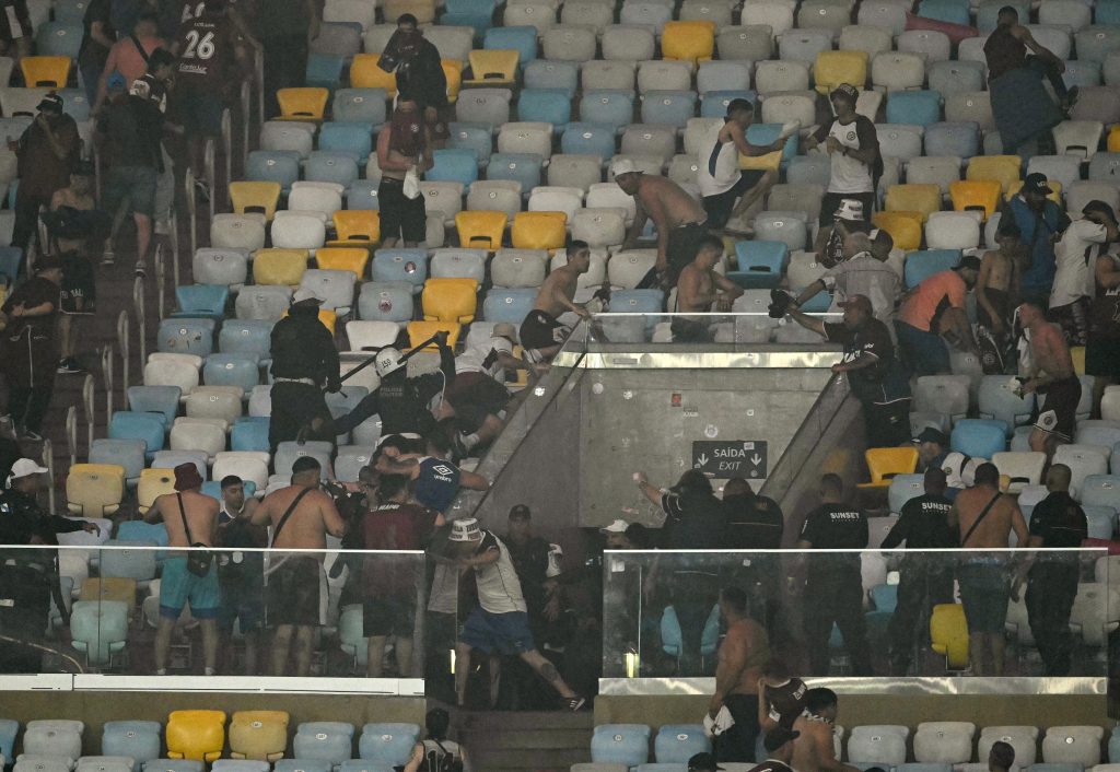 Fluminense vs Lanús: Terrible lo ocurrido en las tribunas del Maracaná. (Photo by Mauro PIMENTEL / AFP) (Photo by MAURO PIMENTEL/AFP via Getty Images)