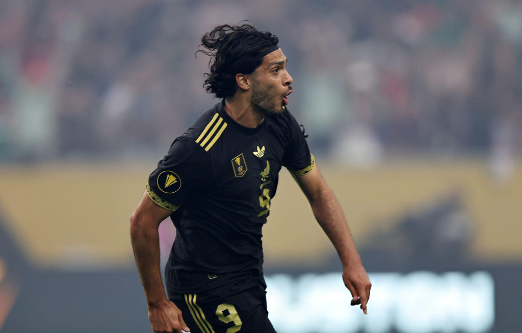 Raúl Jiménez con Selección Mexicana celebrando un gol en la final de Copa Oro 2025
