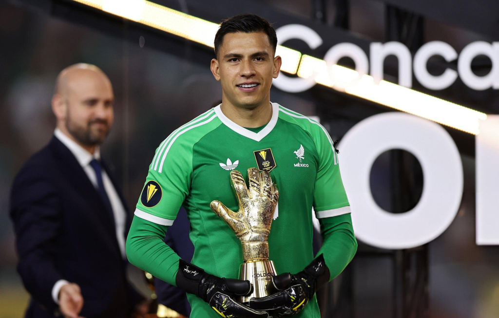 Luis Ángel Malagón con el guante de oro a mejor Portero de la Copa Oro 2025