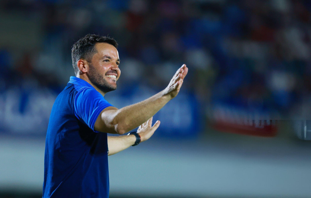 Nicolás Larcamón con Cruz Azul