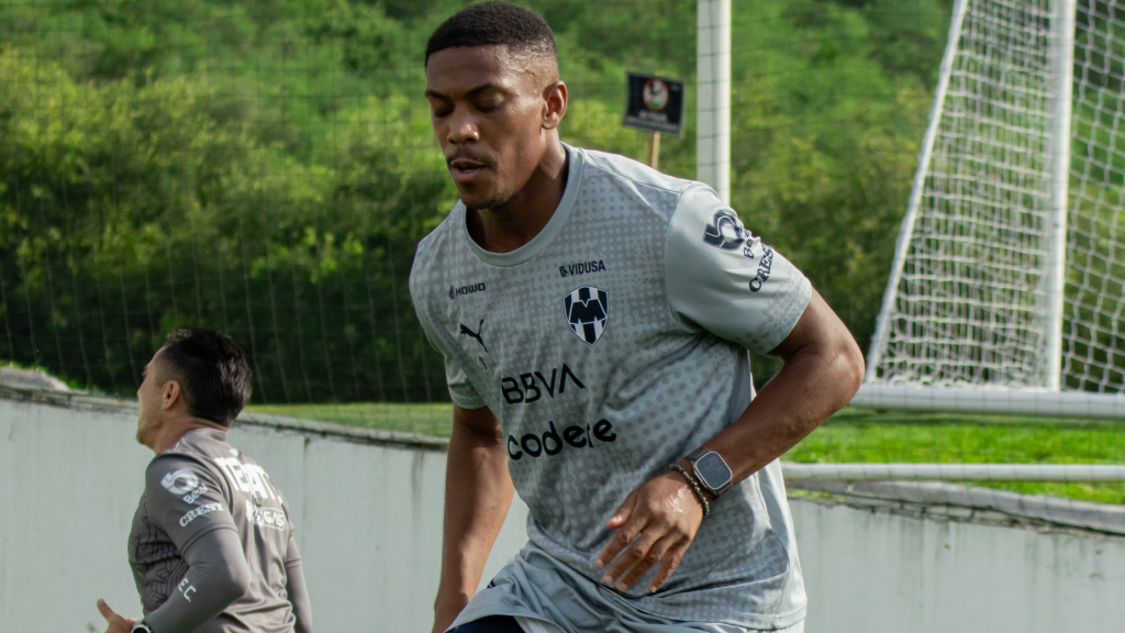 Anthony Martial entrenando con Monterrey
