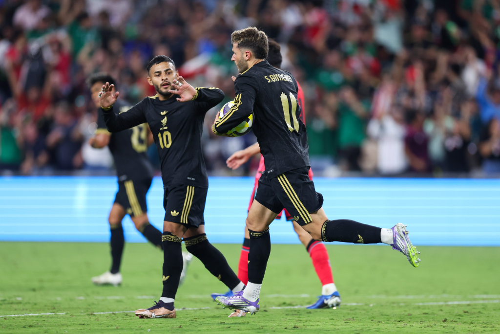Alexis Vega y Santi Giménez celebrando un gol ante Corea en septiembre de 2025
