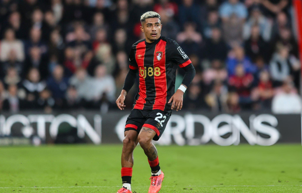 Julián Araujo en el AFC Bournemouth en 2024