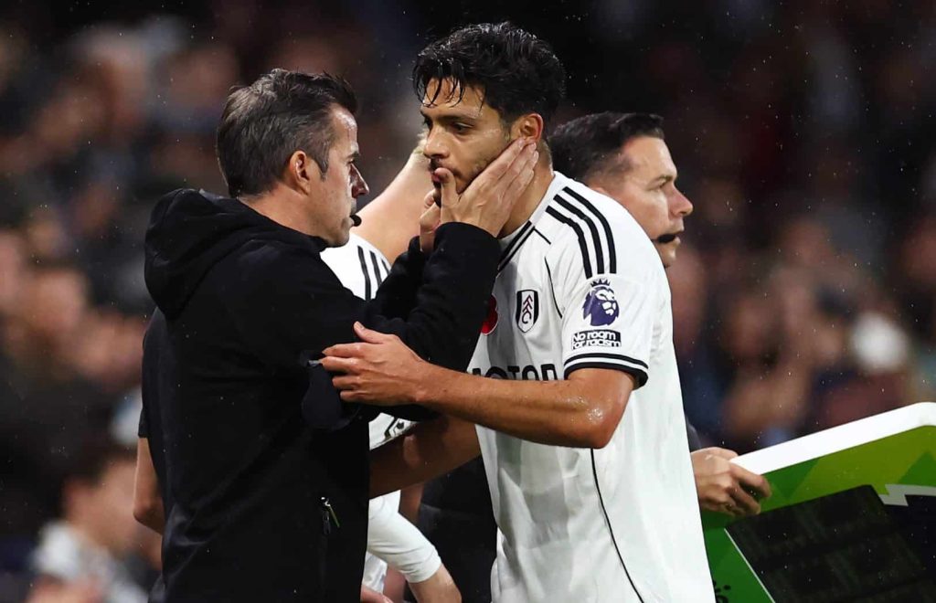 Raúl Jiménez va por una anotación. (Photo by Dan Istitene/Getty Images)