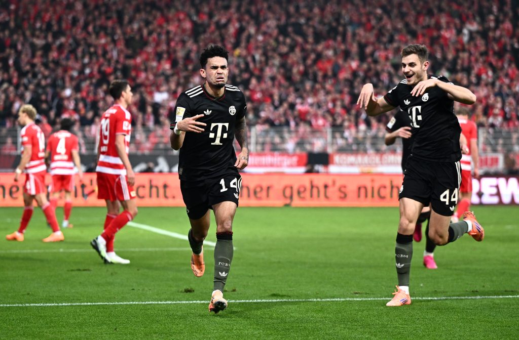 Luis Díaz va por otro gol. (Photo by Christian Kaspar-Bartke/Getty Images)