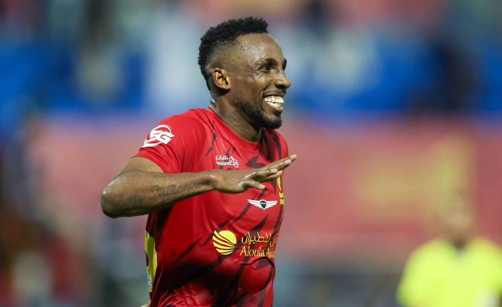 Julián Quiñones le amargó la noche a Cristiano Ronaldo. (Photo by Yasser Bakhsh/Getty Images)