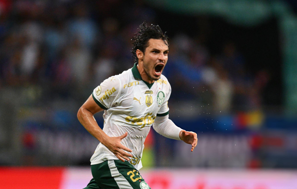 SALVADOR, BRAZIL - NOVEMBER 20: Raphael Veiga of Palmeiras celebrates after scoring the team's during the match between Bahia and Palmeiras as part of Brasileirao 2024 at Arena Fonte Nova Stadium on November 20, 2024 in Salvador, Brazil. (Photo by Pedro Vilela/Getty Images)