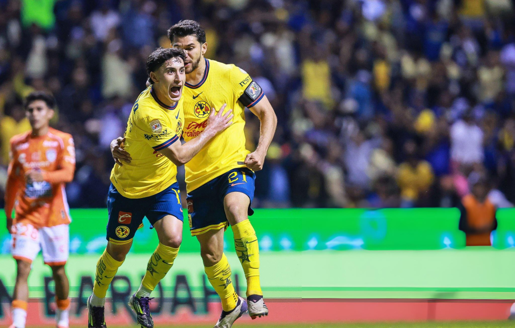 PUEBLA, MEXICO - NOVEMBER 06: Alejandro Zendejas of America celebrates with Henry Martin of America after scoring the team's first goal during the 16th round match between America and Pachuca as part of the Torneo Apertura 2024 Liga MX at Estadio Cuauhtemoc on November 06, 2024 in Puebla, Mexico. (Photo by Manuel Velasquez/Getty Images)