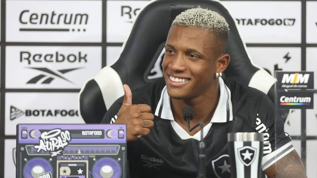 Danilo em sua apresentação pelo Botafogo