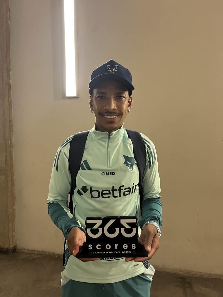 Matheus Pereira com prêmio do 365Scores