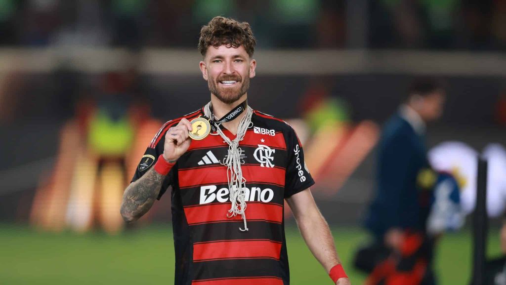 Léo Pereira comemorando o título da Libertadores de 2025 pelo Flamengo