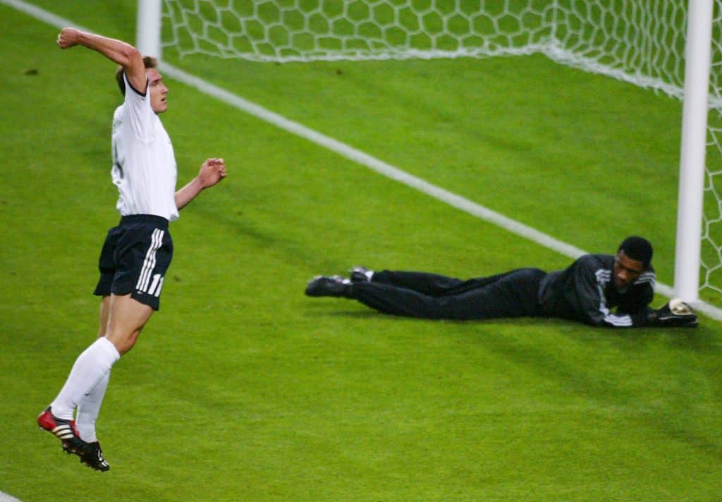 Klose comemora um de seus gols na goleada da Alemanha sobre a Arábia Saudita