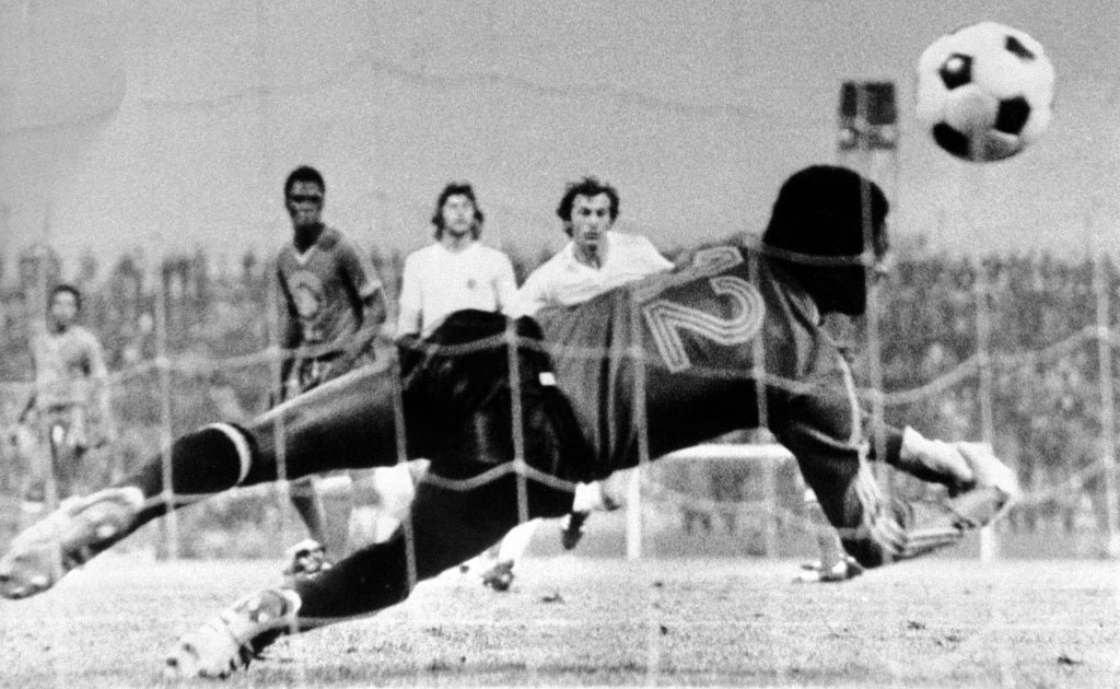 O goleiro de Zaire, Tubilandu, leva um gol da Iugoslávia na Copa de 1974
