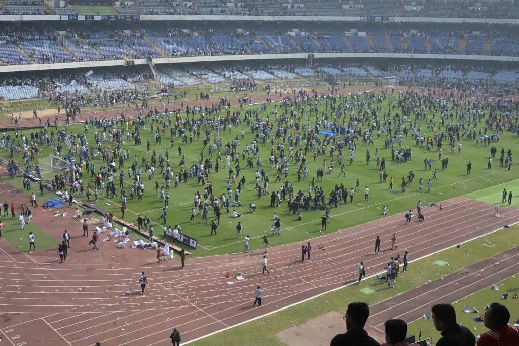 Fãs invadiram o gramado na Índia após a saída de Messi