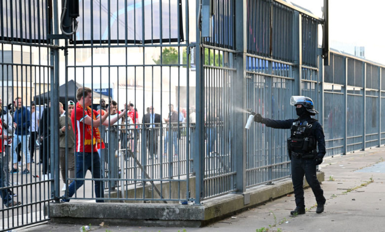 الشرطة مع جماهير ليفربول قبل نهائي دوري أبطال أوروبا