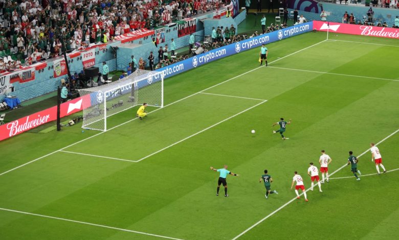 سالم الدوسري أثناء تسديد ركلة جزاء السعودية ضد بولندا في كأس العالم 2022