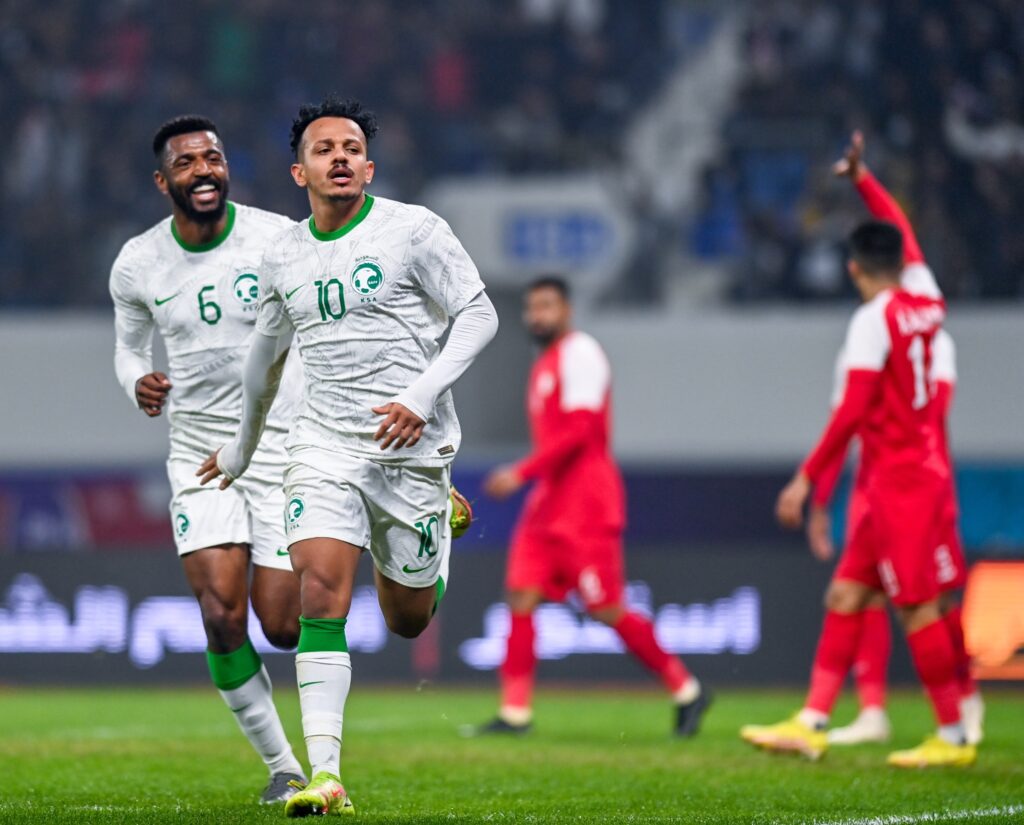 الإصابة تضرب حارس عمان قبل قمة السعودية