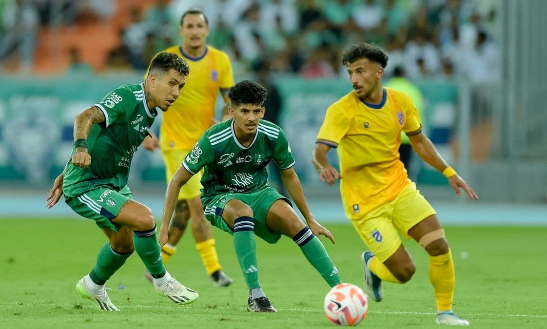 الأهلي السعودي في مفاوضات ساخنة: رحيل لاعب كبير وضم صفقات جديدة