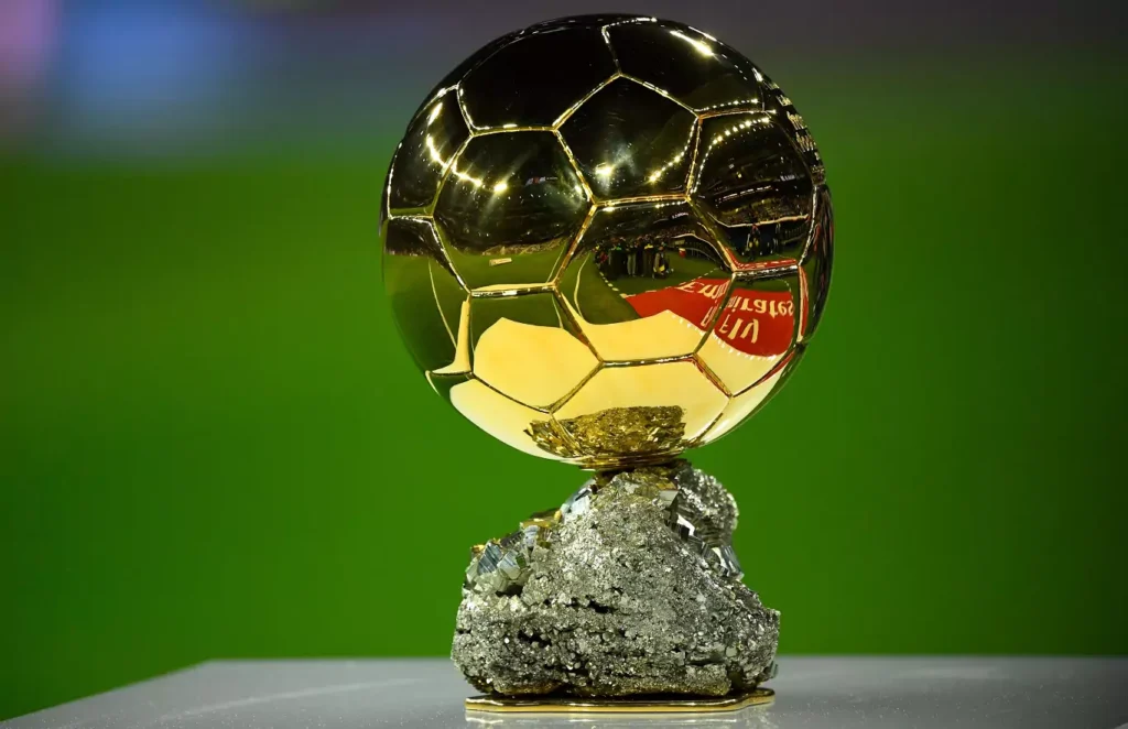 كم دولة مسموح لها التصويت لاختيار الفائز بـ الكرة الذهبية؟