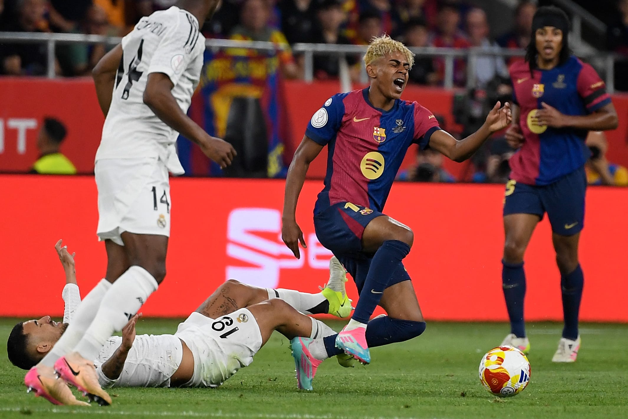 أبرز الحالات التحكيمية للكلاسيكو.. طرد غير محتسب وهدف خارج الوقت القانوني