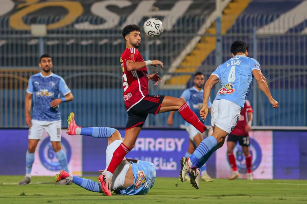 القنوات الناقلة لمباراة الأهلي ضد بيراميدز في الدوري المصري 2025