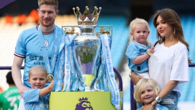 كيفين دي بروين وعائلته - مانشستر سيتي - الدوري الإنجليزي