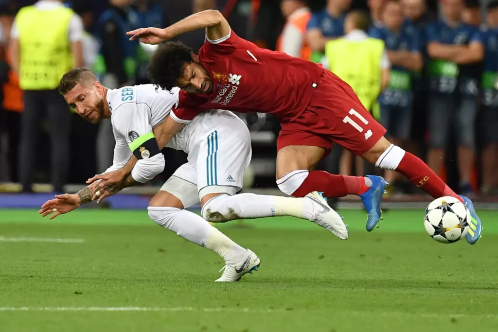 لحظة تدخل سيرجيو راموس على محمد صلاح في نهائي دوري أبطال أوروبا (المصدر:Gettyimages)