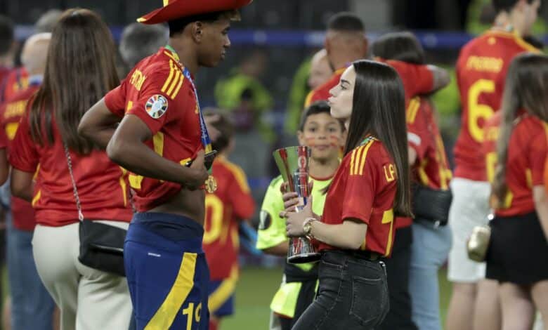 لامين يامال وصديقته - المصدر: gettyimages