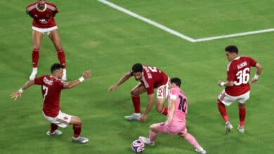 ليونيل ميسي ضد لاعبي الأهلي - المصدر: getty images