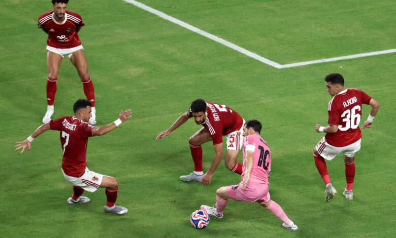 ليونيل ميسي ضد لاعبي الأهلي - المصدر: getty images