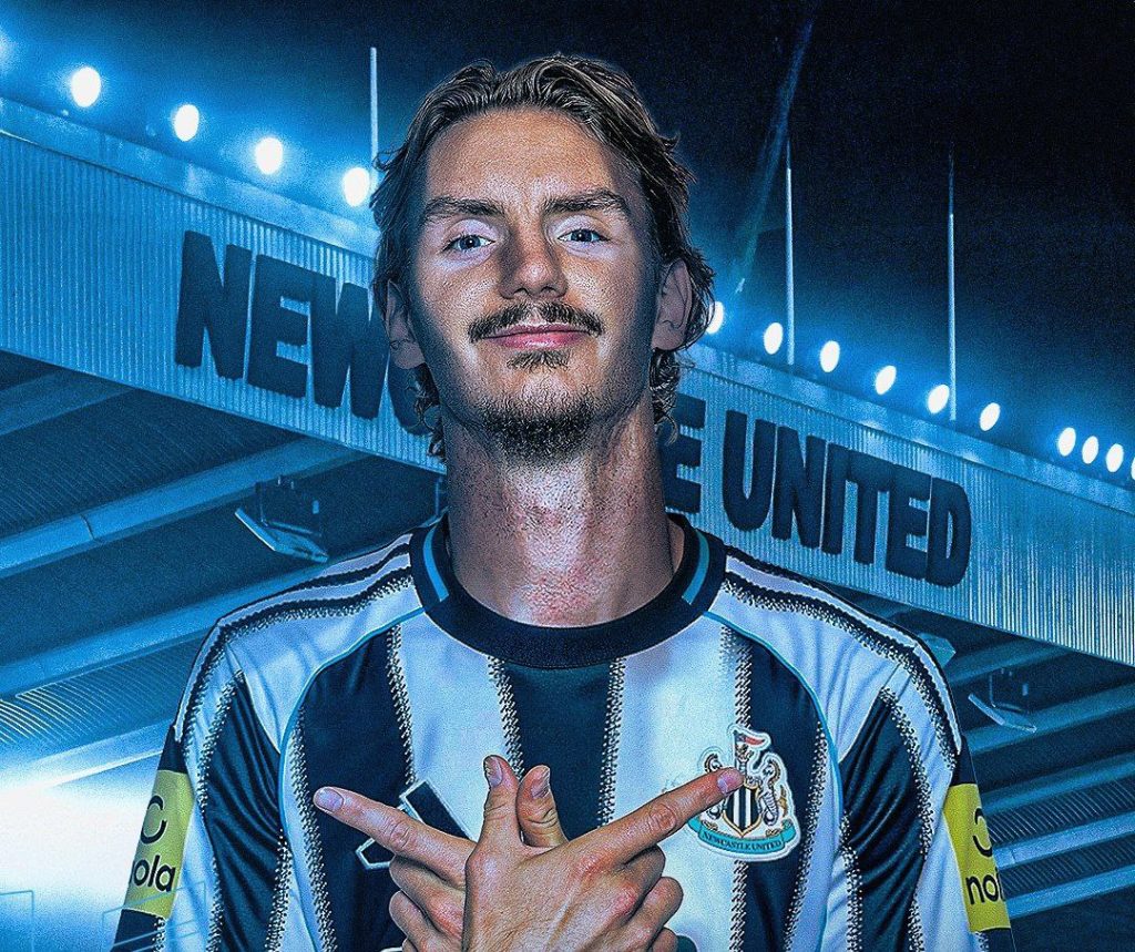 نيك فولتميد لاعبًا لـ نيوكاسل يونايتد