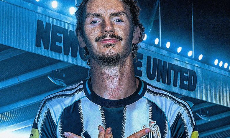 نيك فولتميد لاعبًا لـ نيوكاسل يونايتد