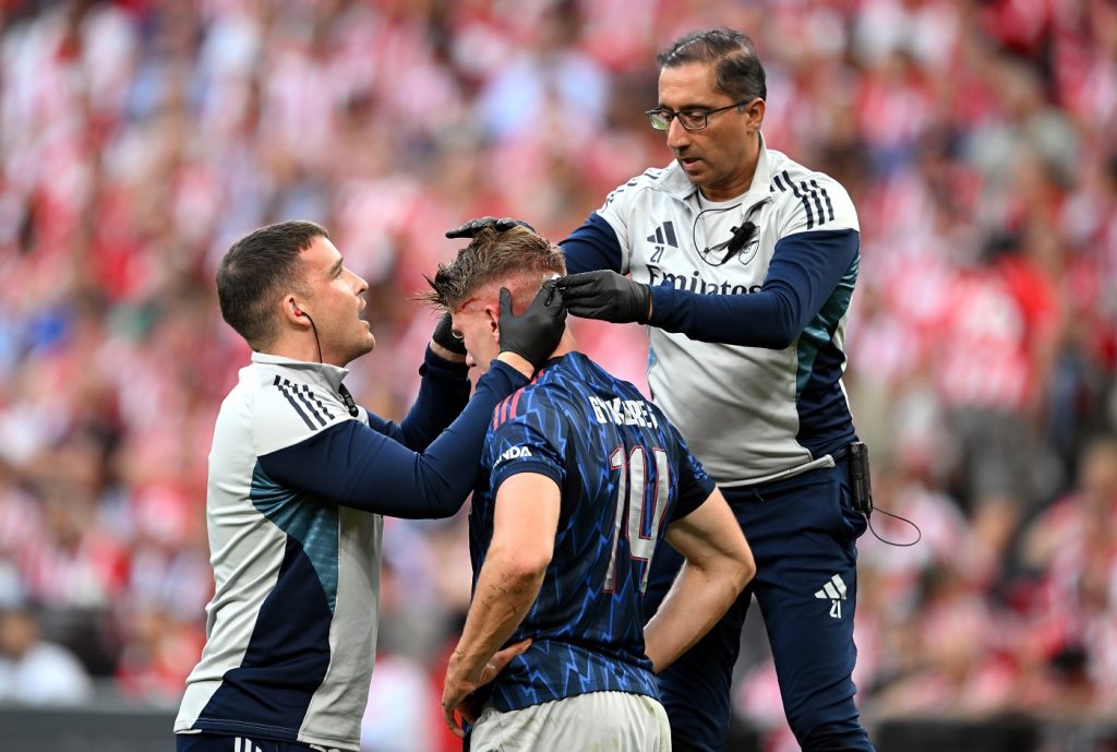 إصابة جيوكيريس في مباراة أرسنال ضد أتلتيك بلباو