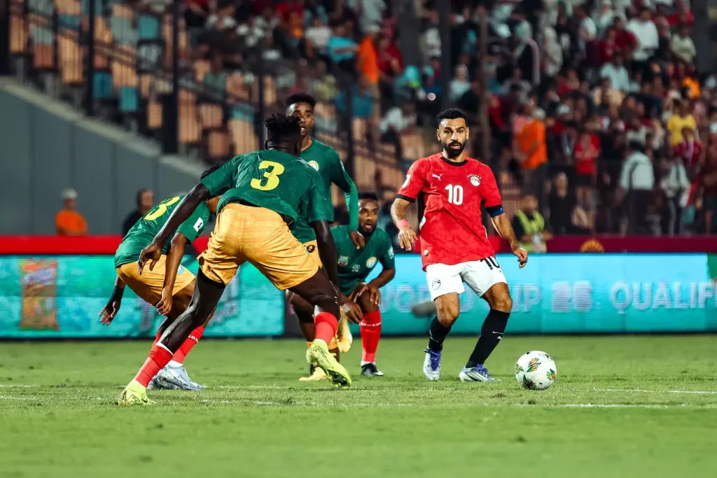 ما القناة الناقلة لمباراة مصر ضد بوركينا فاسو وأين تشاهد تصفيات كأس العالم مجانًا؟