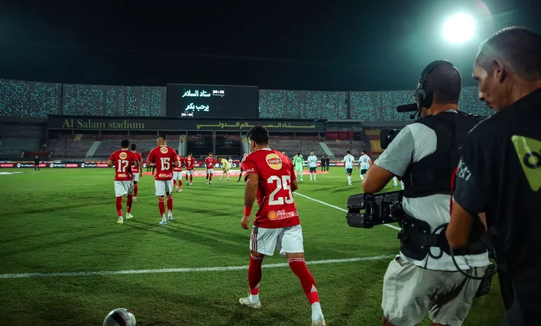 ما القناة الناقلة لمباراة الأهلي ضد سيراميكا وأين تشاهد الدوري المصري مجانًا؟