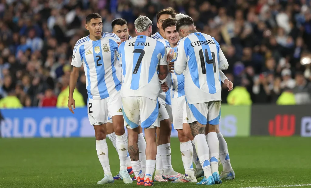 الأرجنتين ضد الإكوادور: أين تشاهد مباريات تصفيات كأس العالم 2026؟