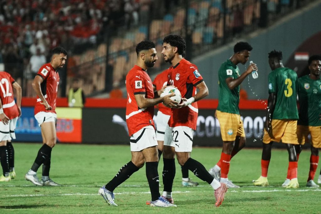 محمد صلاح - عمر مرموش - لاعبا الدوري الإنجليزي - تضوير: مصطفى الشحات