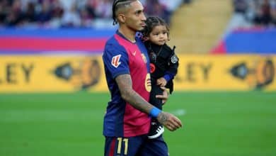 رافينيا دياز ونجله جايل - برشلونة - المصدر: gettyimages