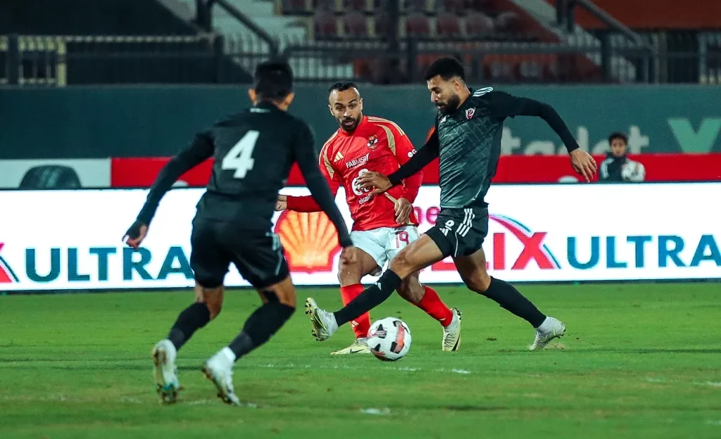 ما القناة الناقلة لمباراة الأهلي ضد بتروجيت وأين تشاهد الدوري المصري مجانًا؟