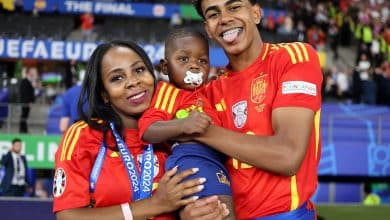 لامين يامال ووالدته - المصدر: gettyimages