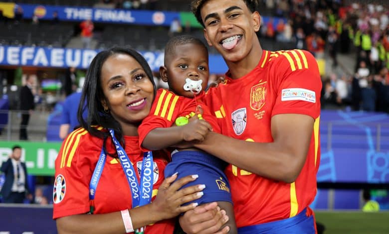 لامين يامال ووالدته - المصدر: gettyimages