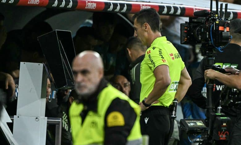 الحكم سيزار سوتو جادو - الكلاسيكو - ريال مدريد - برشلونة - المصدر (Getty images)