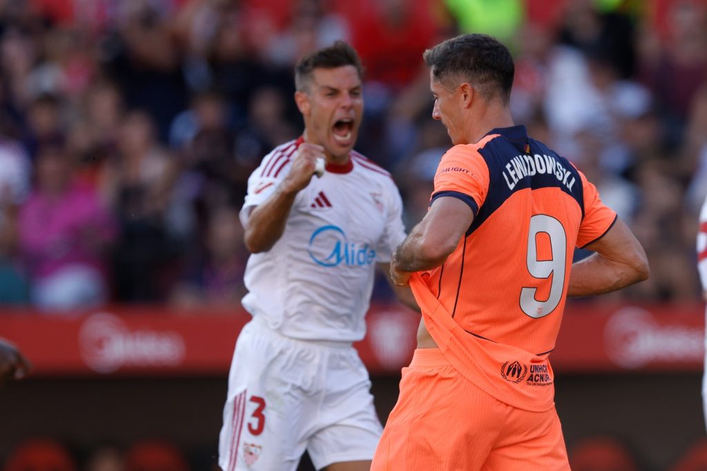 روبرت ليفاندوفسكي - سيزار أزبيلكويتا - برشلونة - إشبيلية - المصدر (Getty images)