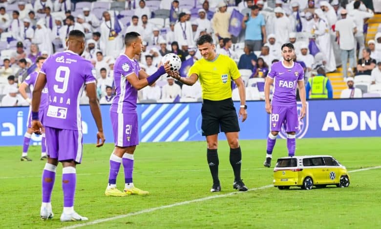 خيل مانزانو حكم مباراة العين ضد الجزيرة- المصدر: حساب رابطة المحترفين الإماراتية