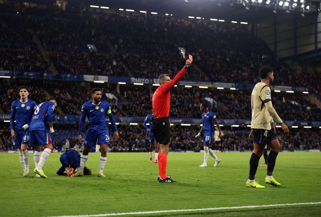 طرد رونالد أراوخو - برشلونة - تشيلسي - المصدر (Getty images)