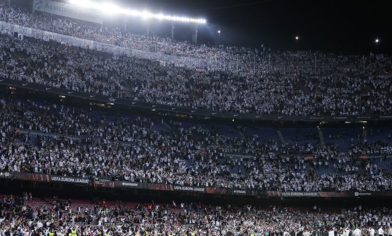 جماهير آينتراخت فرانكفورت في ملعب كامب نو 2022 - المصدر (Getty images)