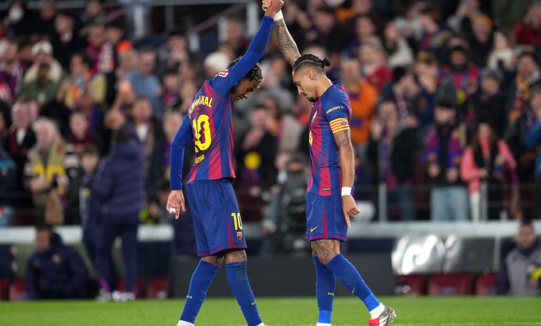 رافينيا ولامين يامال من مباراة برشلونة ضد أوساسونا.. (المصدر:Gettyimages)