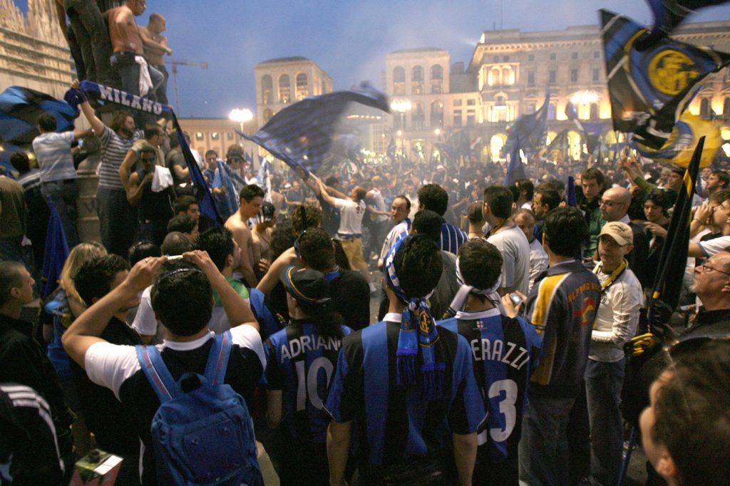 جماهير إنتر ميلان تحتفل بهبوط يوفنتوس - المصدر (Getty images)